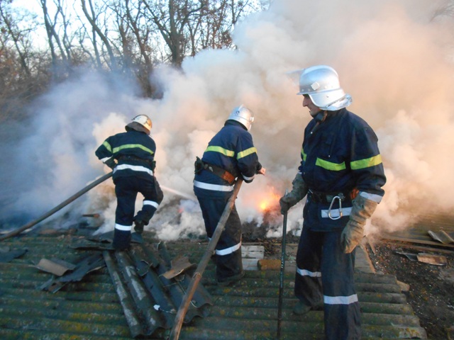 Новокаховські вогнеборці ліквідували пожежу у господарській споруді